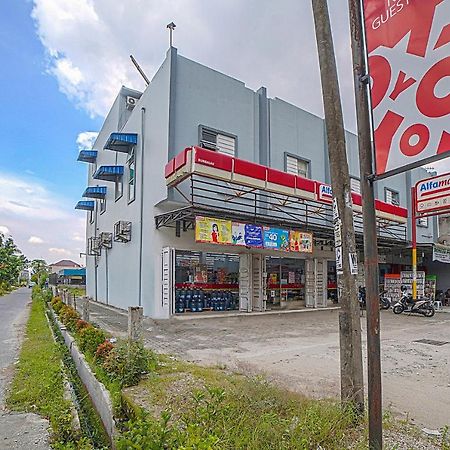 Oyo 90637 Rumah Ni Karo Medan Exteriör bild