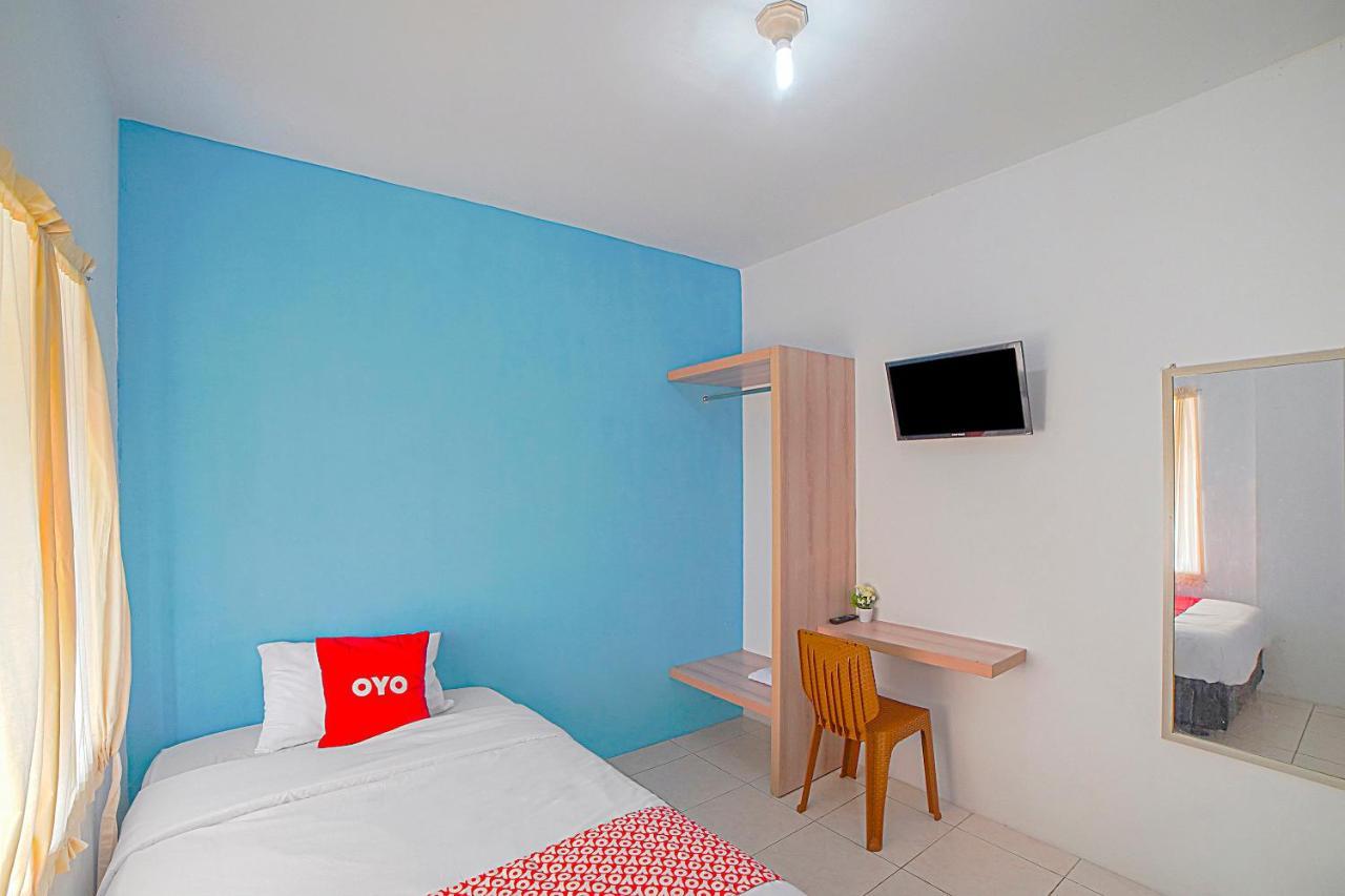 Oyo 90637 Rumah Ni Karo Medan Exteriör bild