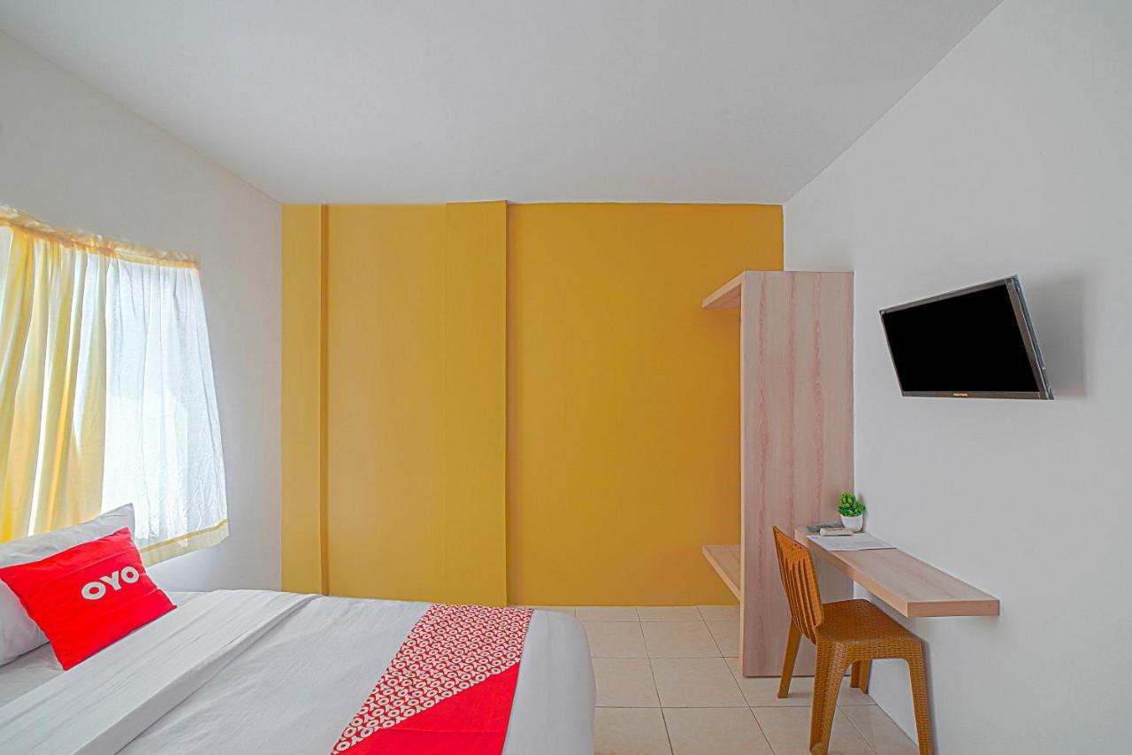 Oyo 90637 Rumah Ni Karo Medan Exteriör bild