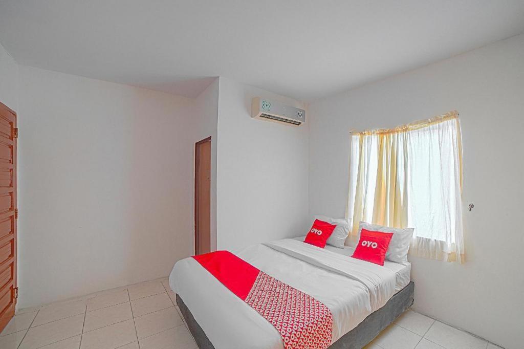 Oyo 90637 Rumah Ni Karo Medan Exteriör bild